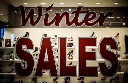 Χειμερινές εκπτώσεις 2026: Πότε ξεκινούν και οι δύο Κυριακές που θα είναι ανοιχτά τα καταστήματα