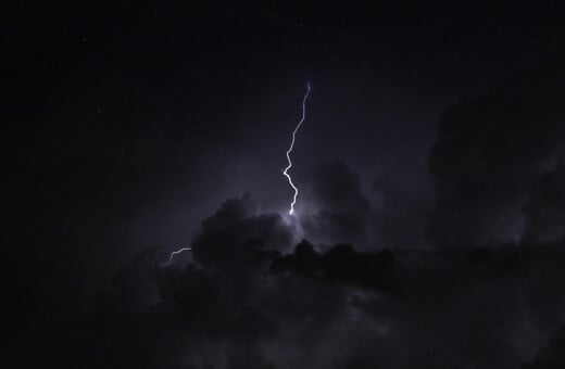 Καιρός: Βαρομετρικό χαμηλό συνοδευόμενο από ψυχρό μέτωπο πλησιάζει τη χώρα - Έρχονται καταιγίδες και χιόνια