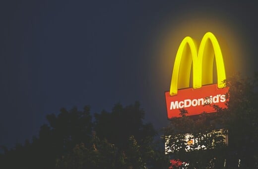 McDonald's: Συνδικάτα κατηγορούν την εταιρεία για «επαναλαμβανόμενη παρενόχληση» σε βάρος «κυρίως έφηβων» εργαζομένων