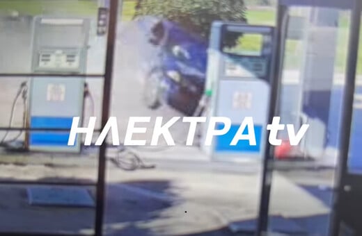 Τροχαίο στην Κόρινθο: Η στιγμή που το ΙΧ εκτρέπεται από την πορεία του και πέφτει πάνω στο σπίτι