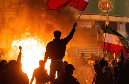 Ιράν: «Θάνατος στον Χαμενεΐ» - Χιλιάδες διαδηλωτές κατέκλυσαν τους δρόμους της Τεχεράνης