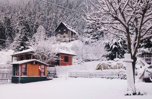 Καιρός: Χιονοπτώσεις σε πόλεις και χωριά – Η χώρα «ντύνεται» στα λευκά