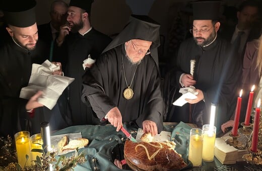 Τα απρόοπτα στην κοπή πίτας με τον Πατριάρχη Βαρθολομαίο: Τα μαχαίρια και το σχόλιο για «κακό οιωνό»