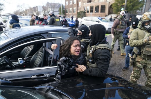 ICE: Ποια είναι η ομάδα που σκορπά φόβο στις ΗΠΑ; 