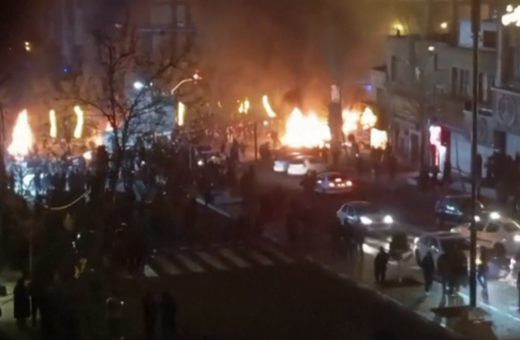 «Πυροβολούν κατευθείαν εναντίον των διαδηλωτών»: Αυτόπτες μάρτυρες περιγράφουν την αιματηρή καταστολή στο Ιράν