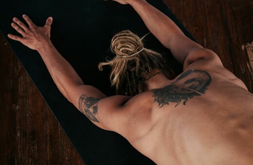 Πώς η γιόγκα μπορεί να βοηθήσει σημαντικά στην απεξάρτηση, σύμφωνα με νέα έρευνα