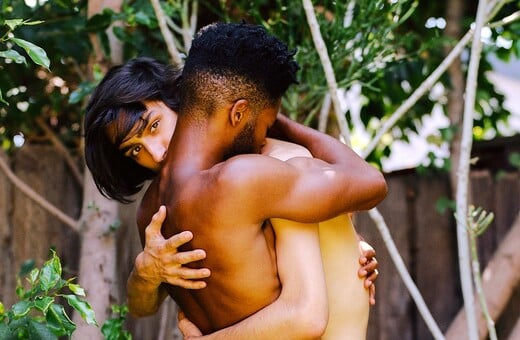 Κράτα με λίγο ακόμη. Κι εγώ θα κρατήσω εσένα/ από τον Πάνο Μιχαήλ