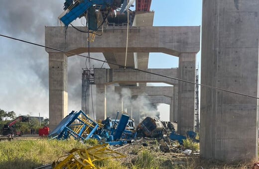 Τουλάχιστον 28 νεκροί μετά την κατάρρευση γερανού πάνω σε τρένο στην Ταϊλάνδη