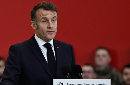 Ο Εμανουέλ Μακρόν έδωσε ομιλία με κατακόκκινο μάτι 