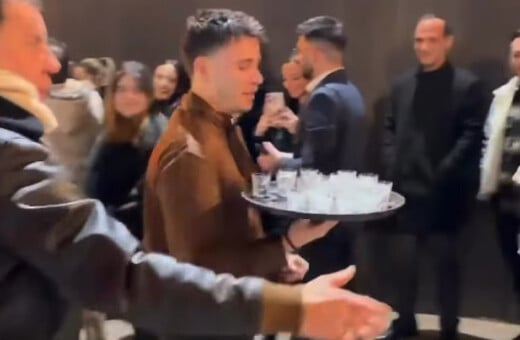 Γιώργος Μαζωνάκης: «Για να ζεσταθείτε» - Κέρασε σφηνάκια τον κόσμο έξω από το κέντρο που εμφανίζεται