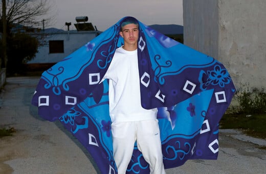 Ο Θεόδωρος Γεννιτσάκης παντρεύει την Αρχαία Ελληνική μυθολογία με τις σύγχρονες υποκουλτούρες του δρόμου» της Dalia Al-Dujaili 