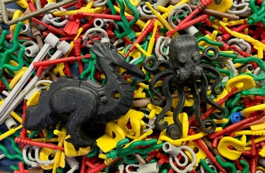 Πώς βρέθηκαν τόσα Lego σε μια παραλία;