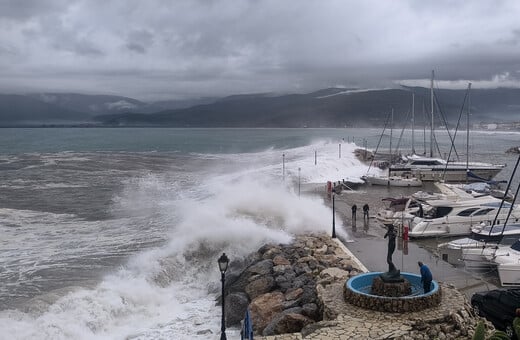 Παράλιο Άστρος: Η στιγμή που τεράστια κύματα παρασύρουν τον λιμενικό 