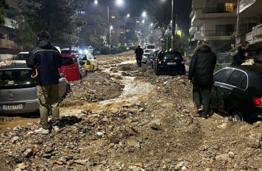 Κακοκαιρία στην Αττική: Άνδρες διασώζουν γυναίκα από ορμητικό χείμαρρο στην Άνω Γλυφάδα 