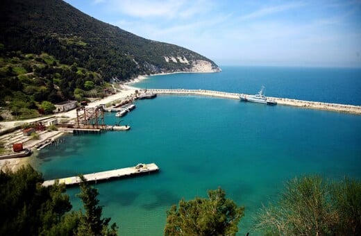 ΝΗΣΙ ΤΡΑΜΠ ΑΛΒΑΝΙΑ ΠΕΡΙΒΑΛΛΟΝΤΙΚΕΣ ΕΝΩΣΕΙΣ