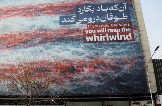 «Θα θερίσετε θύελλα»: Γιγάντια τοιχογραφία στην Τεχεράνη προειδοποιεί για αντίποινα αν οι ΗΠΑ πλήξουν το Ιράν