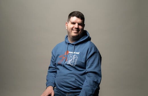 «Στο Grindr με μπλοκάρουν όταν καταλάβουν ότι είμαι τυφλός»