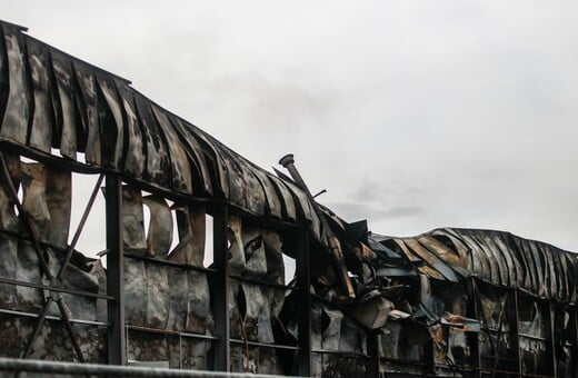 Έκρηξη στη Βιολάντα: Νέο βίντεο από τη φονική έκρηξη - Ακόμα «καπνίζει» το εργοστάσιο 30 ώρες μετά