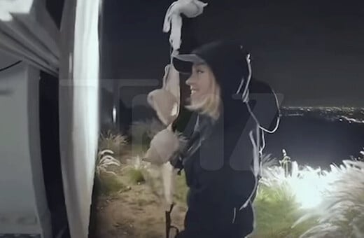 Σίντνεϊ Σουίνι: Κρέμασε σουτιέν της στην πινακίδα του Χόλιγουντ και κινδυνεύει να συλληφθεί