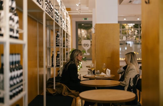 «Philip Glass»: Ένα wine bar χωμένο στην Πανόρμου