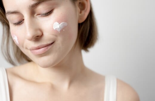 Κρύο έξω, ζέστη μέσα: 2 απαραίτητα προϊόντα για το ευαίσθητο, με τάση ερυθρότητας δέρμα