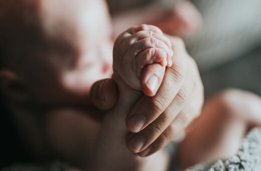 Καλλιθέα: Τάισαν το βρέφος στις 3 το βράδυ και στις 6 το πρωί το βρήκαν νεκρό, υποστηρίζουν οι γονείς