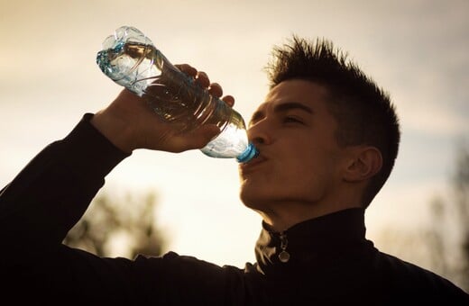Πόσο νερό να πίνουμε κάθε μέρα, ανάλογα με την ηλικία μας