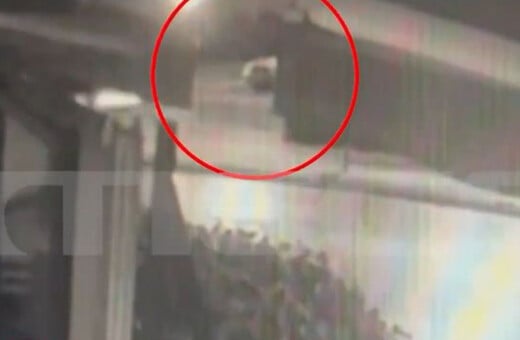 Γκάζι: Βίντεο από τη στιγμή που το ΙΧ του μπασκετμπολίστα είναι πάνω στις γραμμές του τρένου