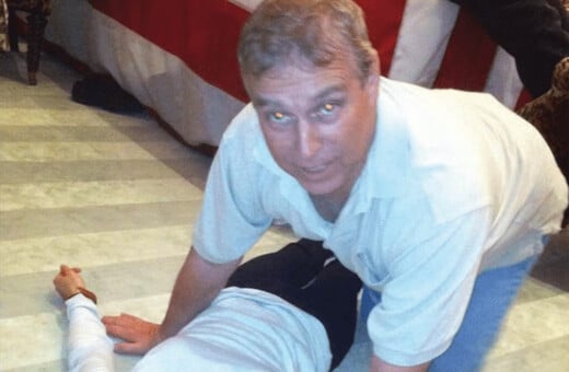 Νέα αρχεία για την υπόθεση Έπσταϊν: Φωτογραφίες δείχνουν τον πρίγκιπα Άντριου πάνω από μία γυναίκα