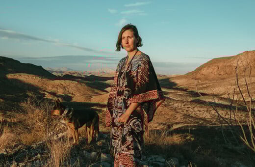 Μια καλλιτέχνης επανεφευρίσκει τον εαυτό της ζώντας στην άκρη του κόσμου