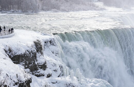 Οι καταρράκτες του Νιαγάρα πάγωσαν δημιουργώντας μαγευτικές εικόνες