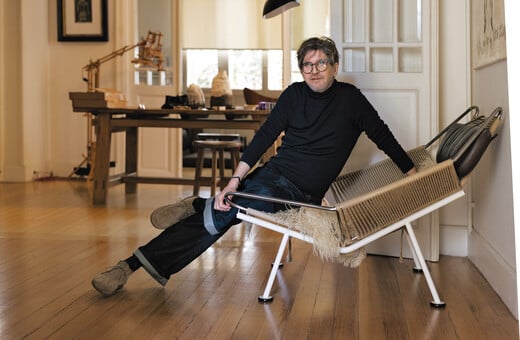 Costas Coutayar: Φωτογράφος. Γεννήθηκε στο Κερατσίνι, ζει στο Κολωνάκι.