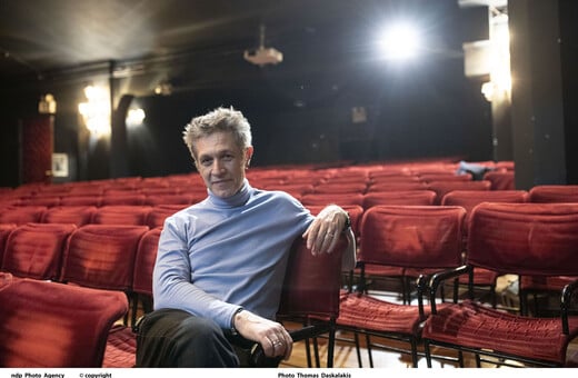 Αιμίλιος Χειλάκης: Αστυνομικοί διέκοψαν τη θεατρική παράσταση στην οποία πρωταγωνιστεί - Τι συνέβη 