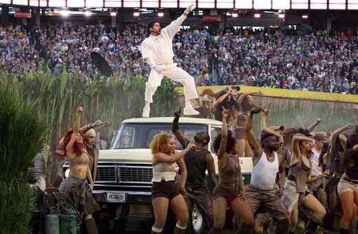 Super Bowl: Ο Bad Bunny ένωσε την Αμερική τραγουδώντας στα Ισπανικά