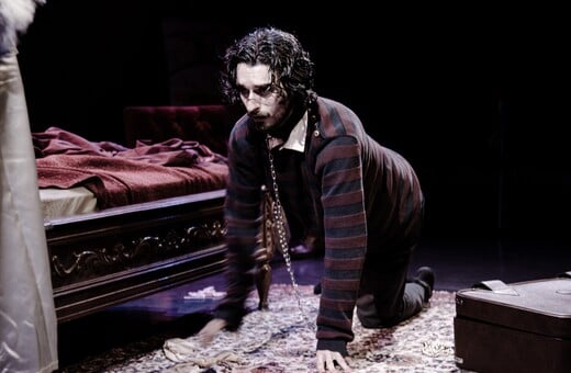 «Το ξενοδοχείο “Η νύχτα που πέφτει”»: Ένα άγνωστο έργο του Νάνου Βαλαωρίτη ανεβαίνει στον Πειραιά