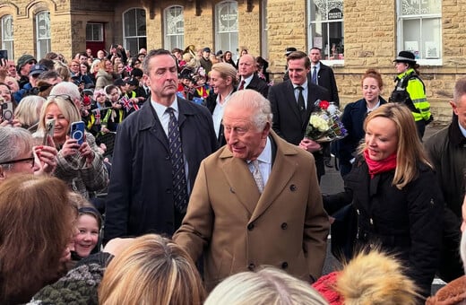 Βασιλιάς Κάρολος: «Πόσο καιρό γνωρίζεις για Άντριου και Έπσταϊν;» - Αποδοκιμασίες σε επίσημη εμφάνισή του