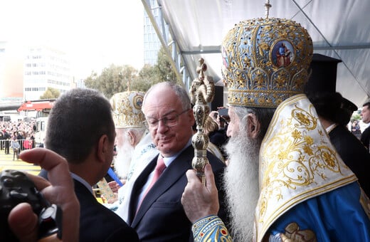 Μη βγάζετε γλώσσα