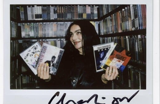 Η Charli XCX στην ντουλάπα της Criterion