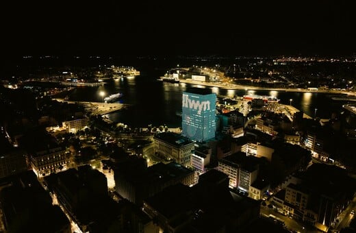 Γιατί άλλαξε χρώμα ο Πύργος Πειραιά 