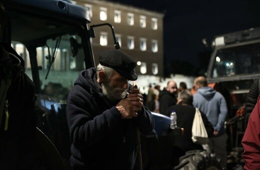 Αγρότες: «Θα συνεχίσουμε τον αγώνα μας» - Διανυκτέρευσαν με τα τρακτέρ έξω από τη Βουλή