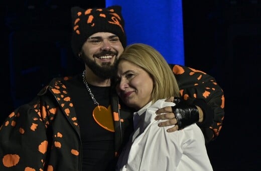 Ο Αkylas με τη μητέρα του στη σκηνή του Sing for Greece: Μια συγκινητική στιγμή 