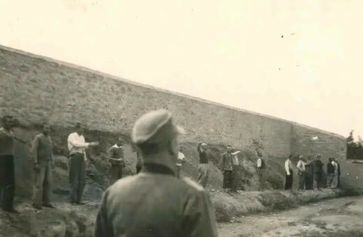 Eπικοινωνία Μενδώνη και Κακλαμάνη για τις φωτογραφίες από την εκτέλεση των 200 στην Καισαριανή