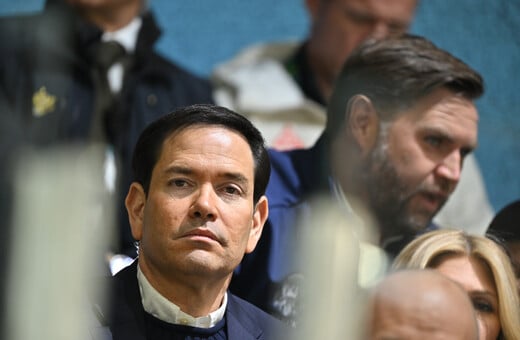 Ένα αφελές και θλιβερό χειροκρότημα