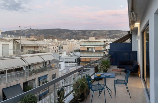 Είναι μικρό αλλά έχει θέα όλη την Αθήνα