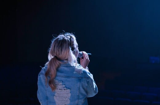 ΤΡΑΓΟΥΔΙΣΤΡΙΑ ΣΥΛΛΗΨΗ ΚΟΛΩΝΑΚΙ ΜΕΘΥΣΜΕΝΗ ΟΔΗΓΗΣΗ