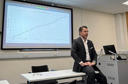 Ο Πρόεδρος του Ομίλου Ιατρικού Αθηνών έδωσε διάλεξη στο Πανεπιστήμιο του Cambridge