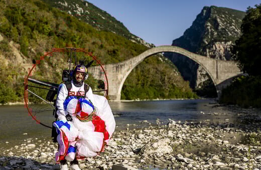 Απίστευτο αεροβατικό trick στο Γεφύρι της Πλάκας