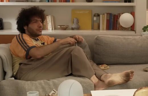 Benny Blanco: «Ωχ, δεν το έκανε!» - Εμφανίστηκε με βρώμικα πόδια σε podcast και οι χρήστες στα social αντέδρασαν