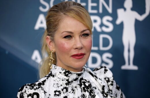 ΚΡΙΣΤΙΝΑ ΑΠΛΓΚΕΙΤ ΣΚΛΗΡΥΝΣΗ ΚΑΤΑ ΠΛΑΚΑΣ