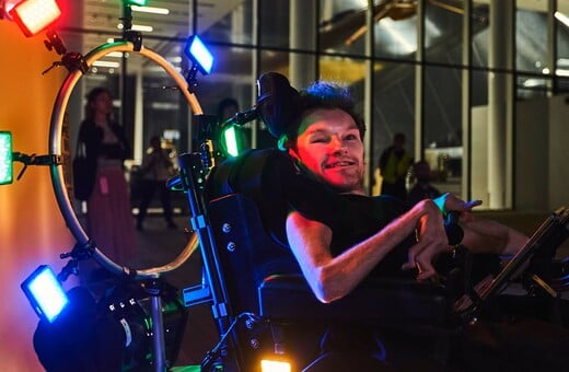 «Αφήστε με να μπω»: Καλλιτέχνης διαμαρτύρεται έξω από μεγάλα πολιτιστικά ιδρύματα που δεν είναι προσβάσιμα